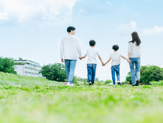 保険について相談する様子