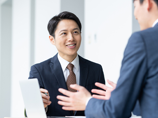 保険について相談する様子