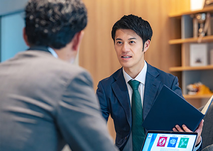 企業向け保険を提案する様子